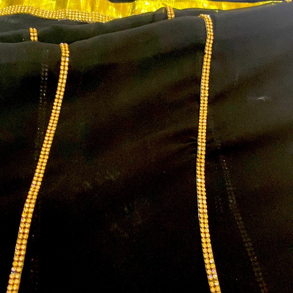 Sleek chic party wear black saree with golden lace on all sides - Picture 7 of 8